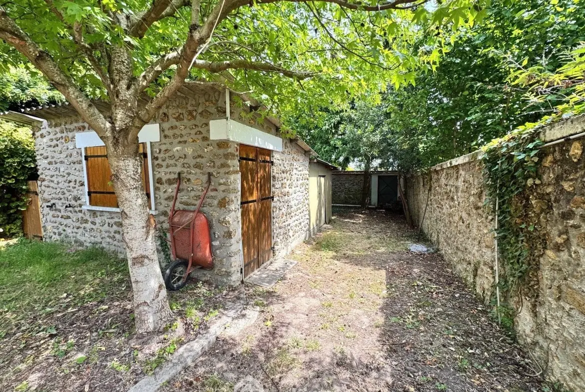 Maison de 81 m² à vendre à Leuville-sur-Orge en centre-ville, avec jardin et garage 