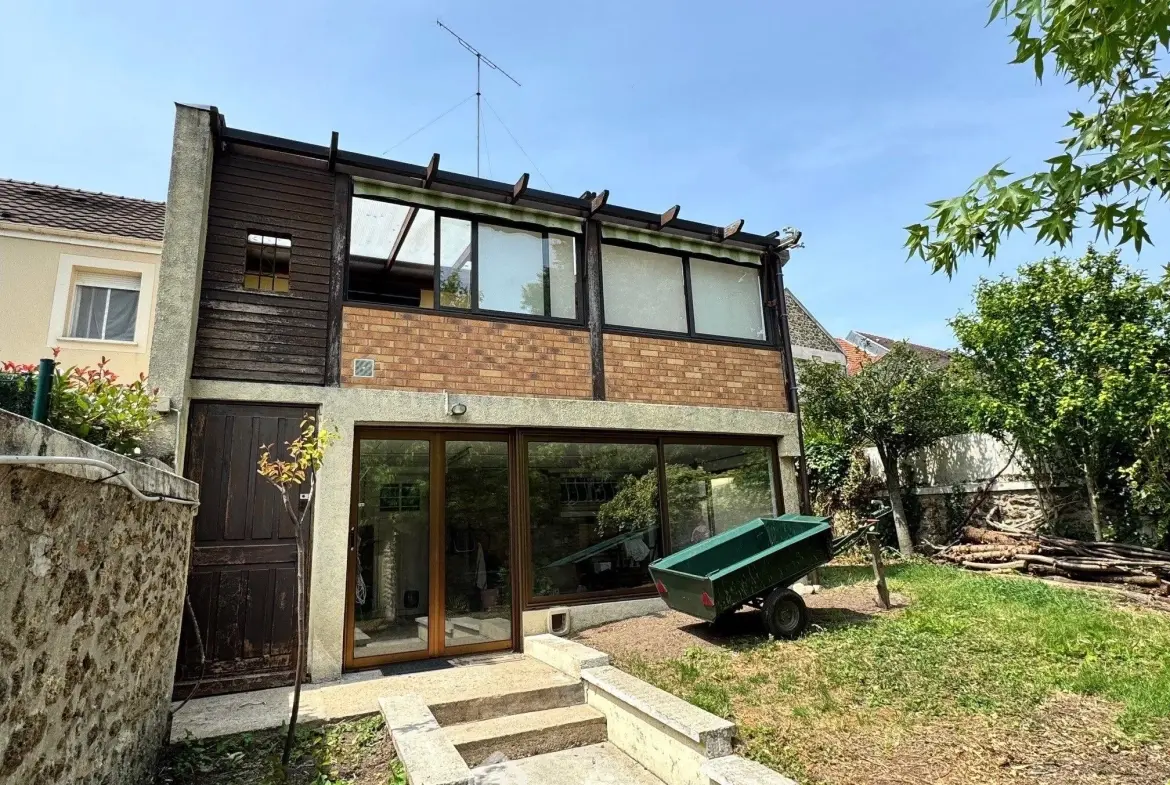 Maison de 81 m² à vendre à Leuville-sur-Orge en centre-ville, avec jardin et garage 