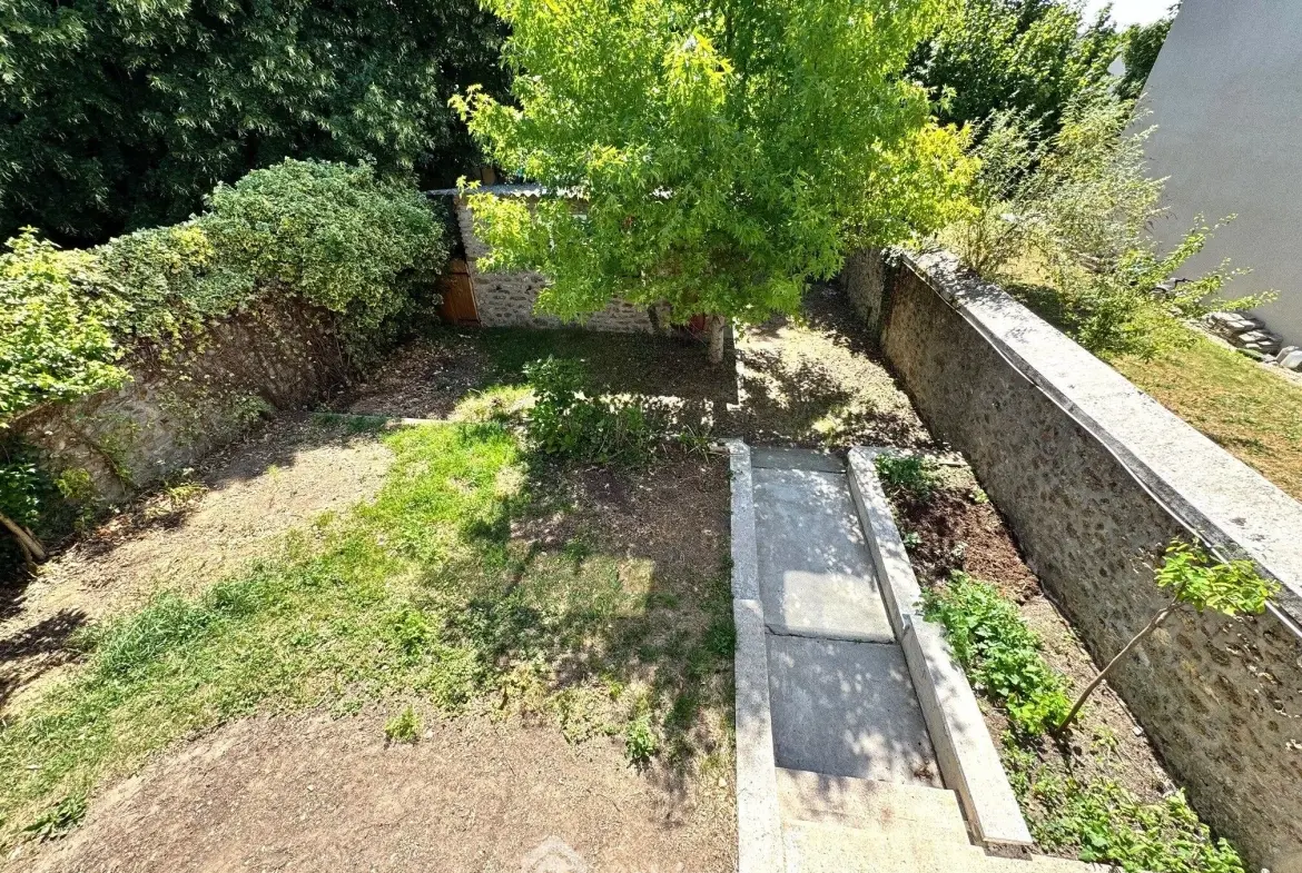 Maison de 81 m² à vendre à Leuville-sur-Orge en centre-ville, avec jardin et garage 