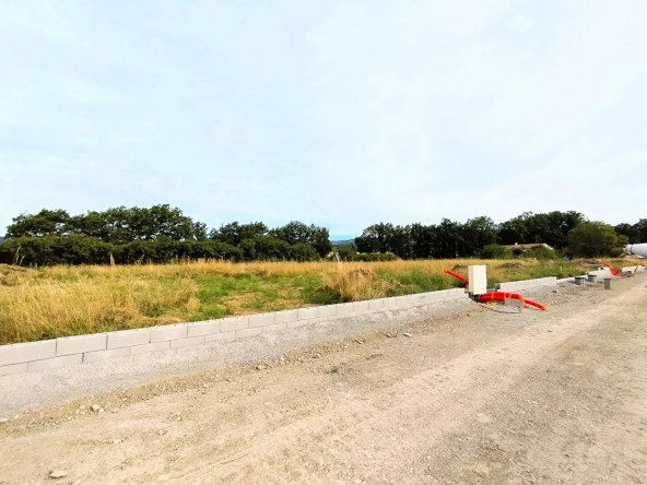Parcelle constructible de 402 m² à Laragne Monteglin, proche centre et commodités