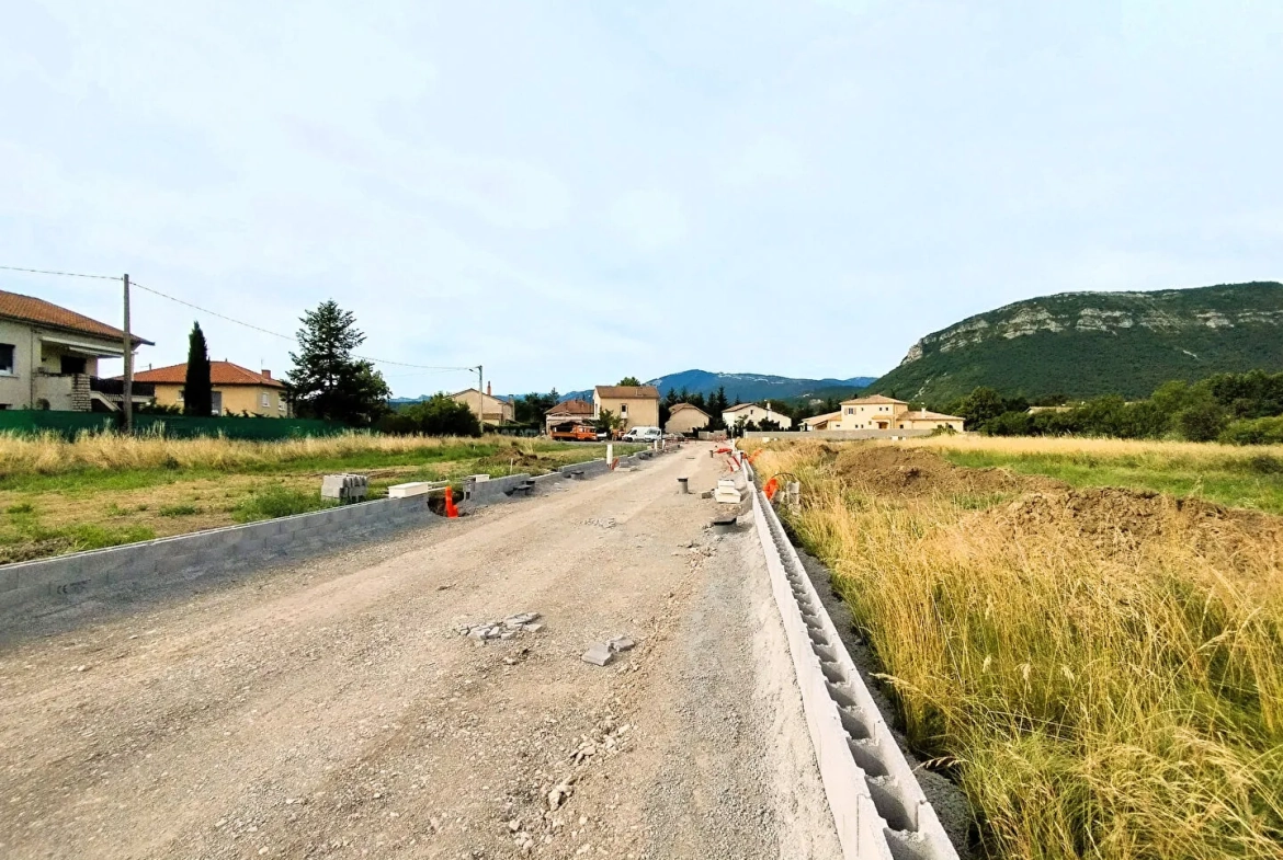 Parcelle constructible de 402 m² à Laragne Monteglin, proche centre et commodités 