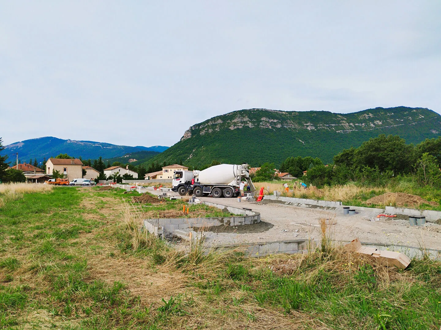 Parcelle constructible de 402 m² à Laragne Monteglin, proche centre et commodités 
