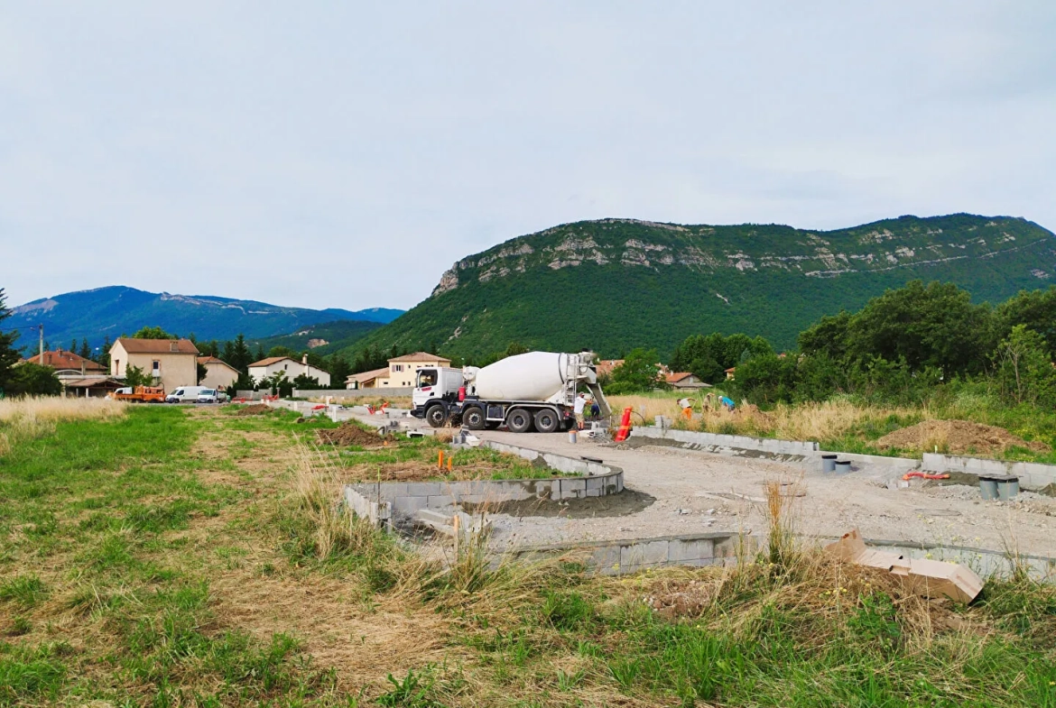 Parcelle constructible de 402 m² à Laragne Monteglin, proche centre et commodités 