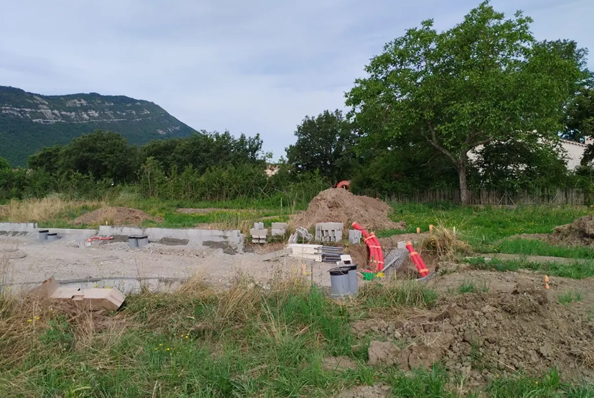 Parcelle constructible de 402 m² à Laragne Monteglin, proche centre et commodités 