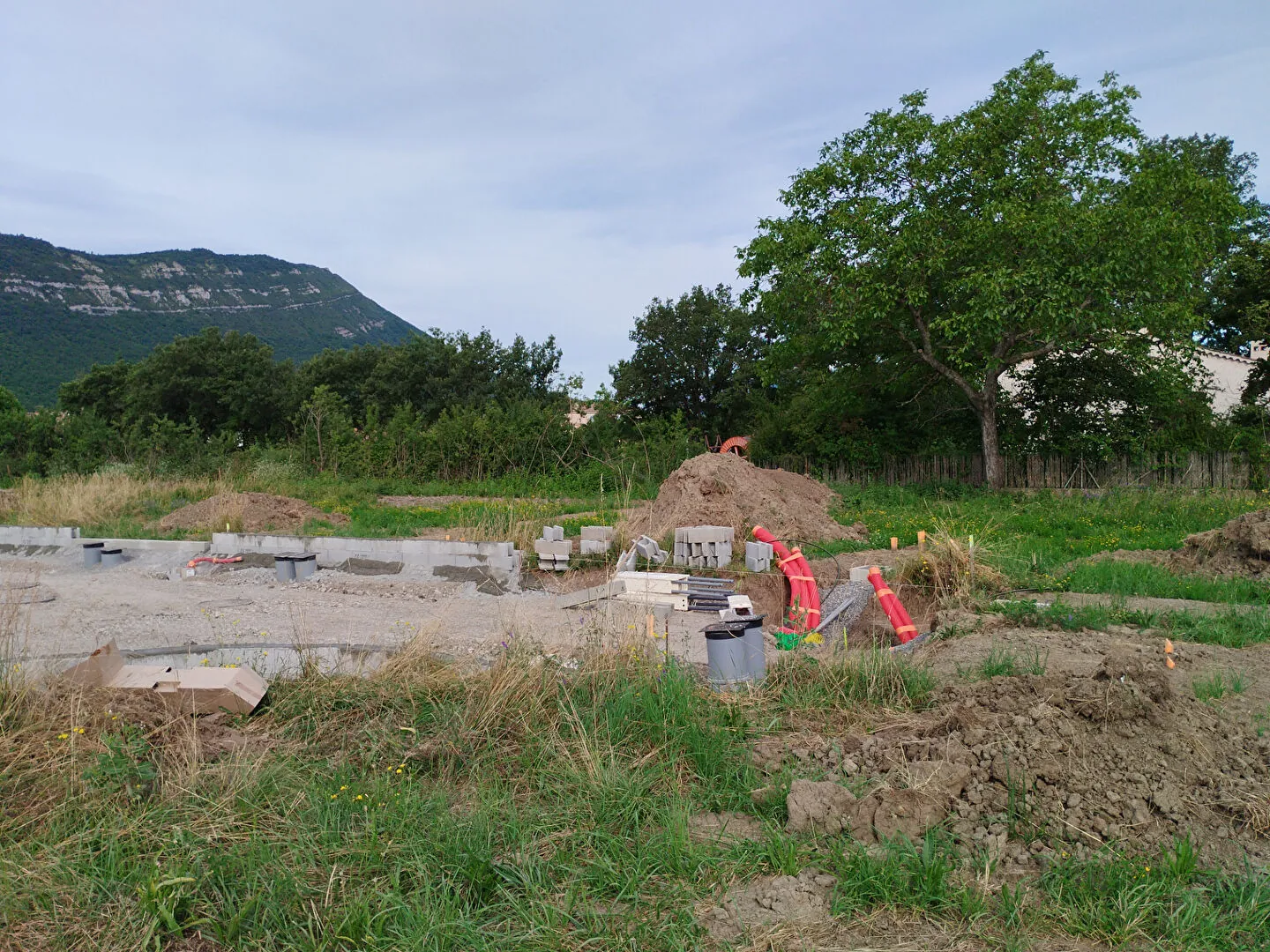 Parcelle constructible de 402 m² à Laragne Monteglin, proche centre et commodités 
