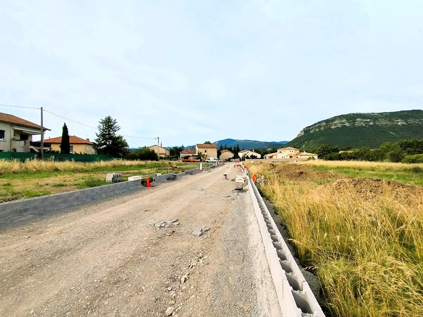 Parcelle constructible de 402 m² à Laragne Monteglin proche centre et commodités 