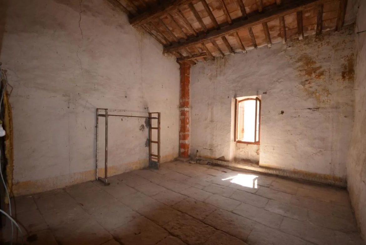 Maison à vendre avec grand potentiel de rénovation à Saint Bonnet du Gard 