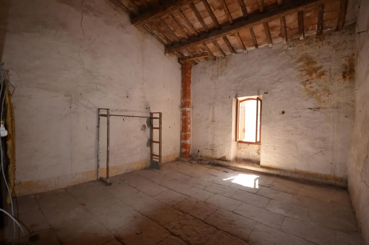 Maison à vendre avec grand potentiel de rénovation à Saint Bonnet du Gard 