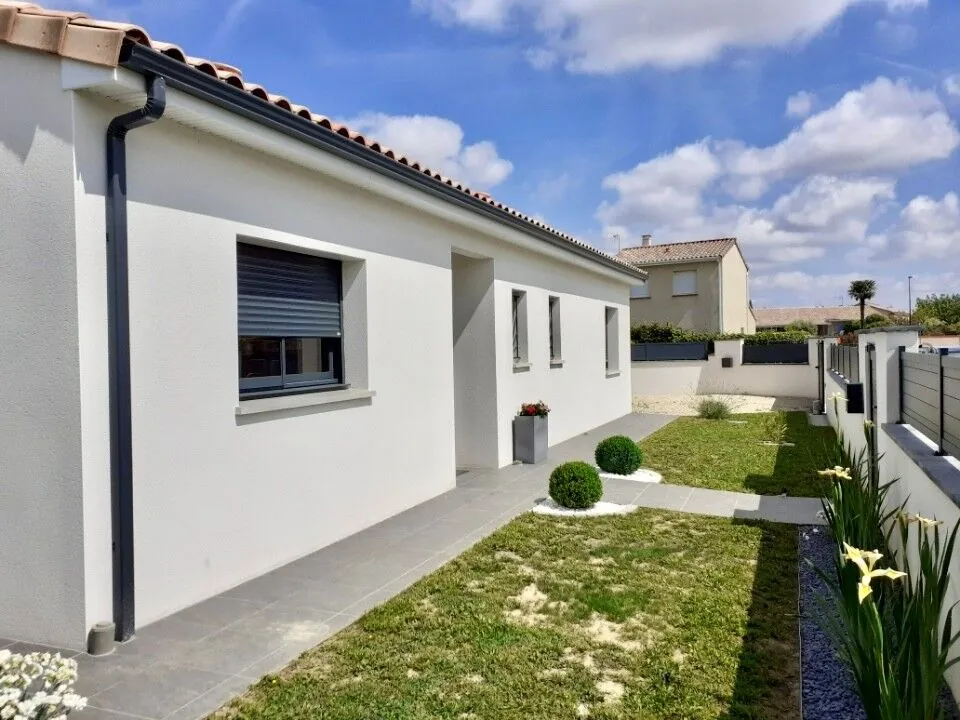 Maison de plain-pied avec 3 chambres, séjour lumineux et garage à Terssac 