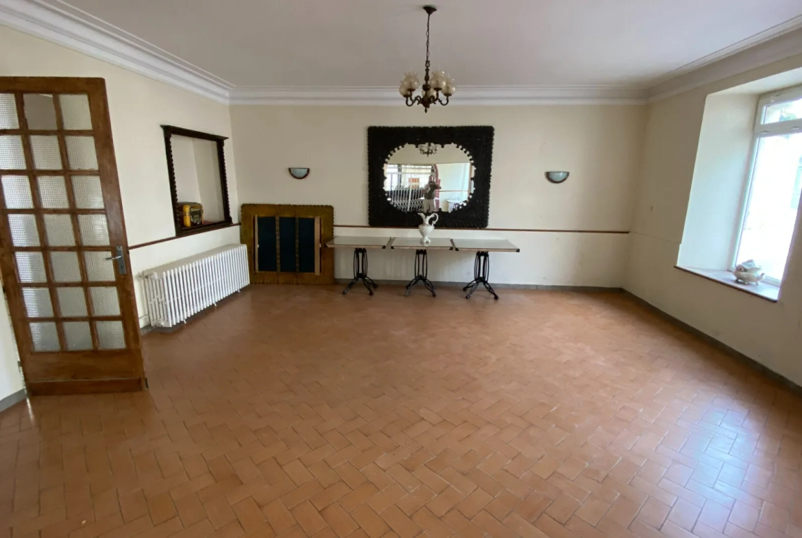 Ancienne salle de restaurant à rénover à Lestelle Betharram avec cour et grange de 90 m² 