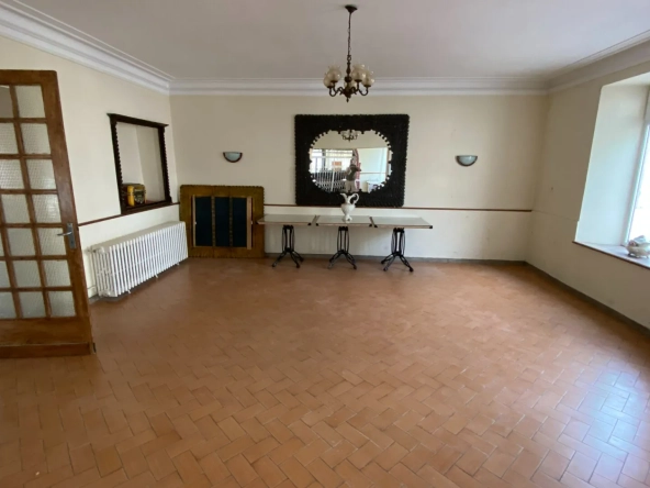 Ancienne salle de restaurant à rénover à Lestelle Betharram avec cour et grange de 90 m²