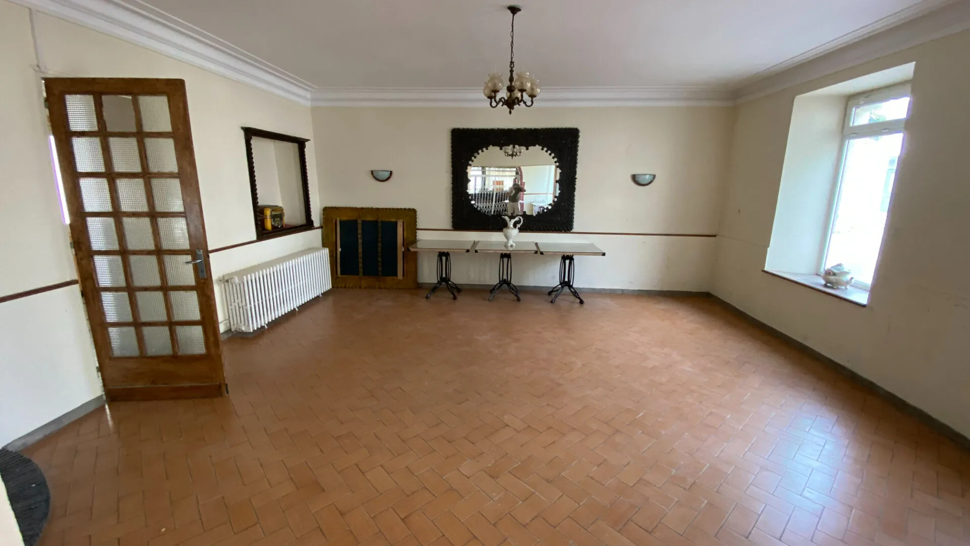 Ancienne salle de restaurant à rénover à Lestelle Betharram avec cour et grange de 90 m² 