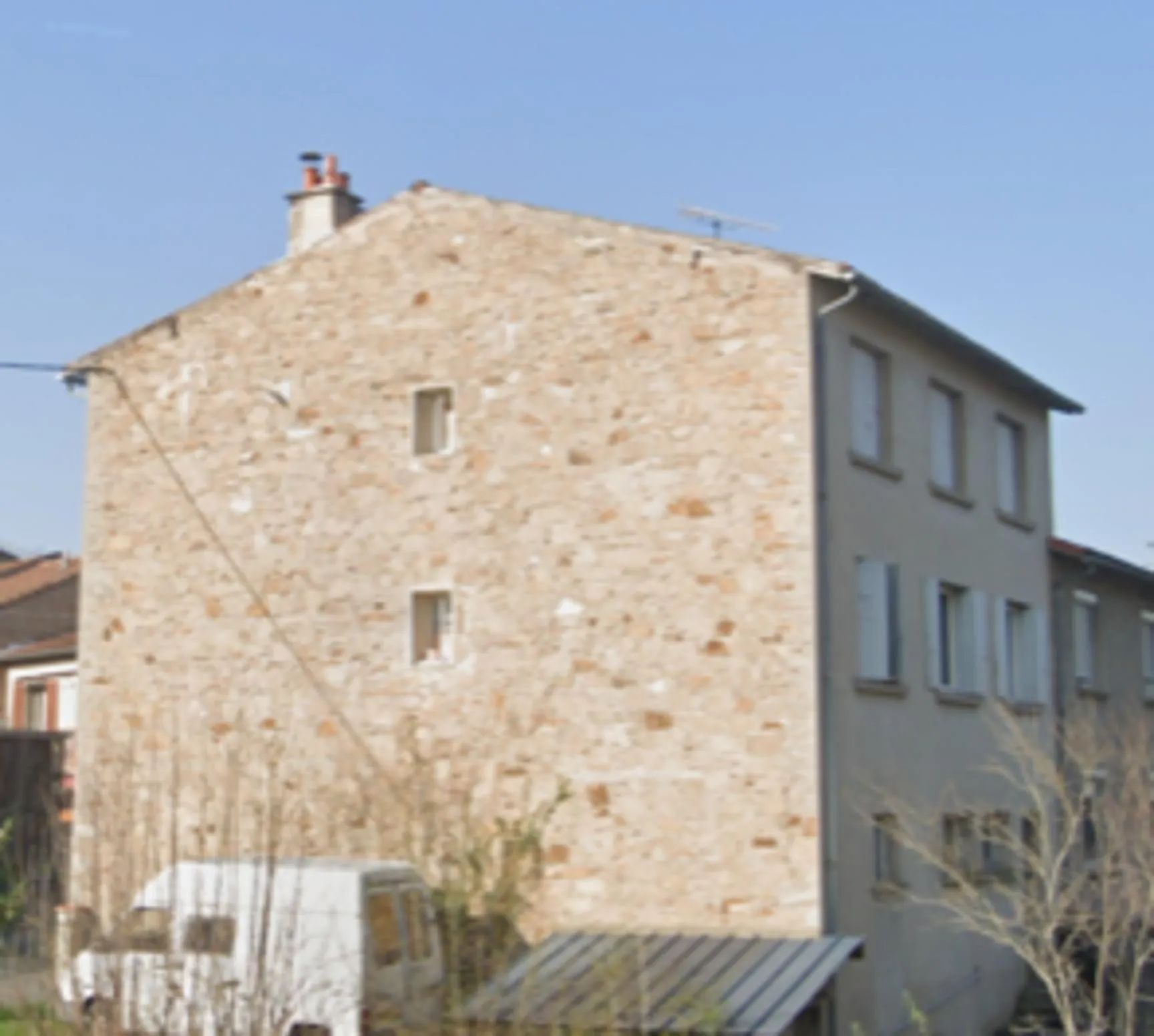 Immeuble à rénover à Carmaux avec 2 appartements, garages et jardin 