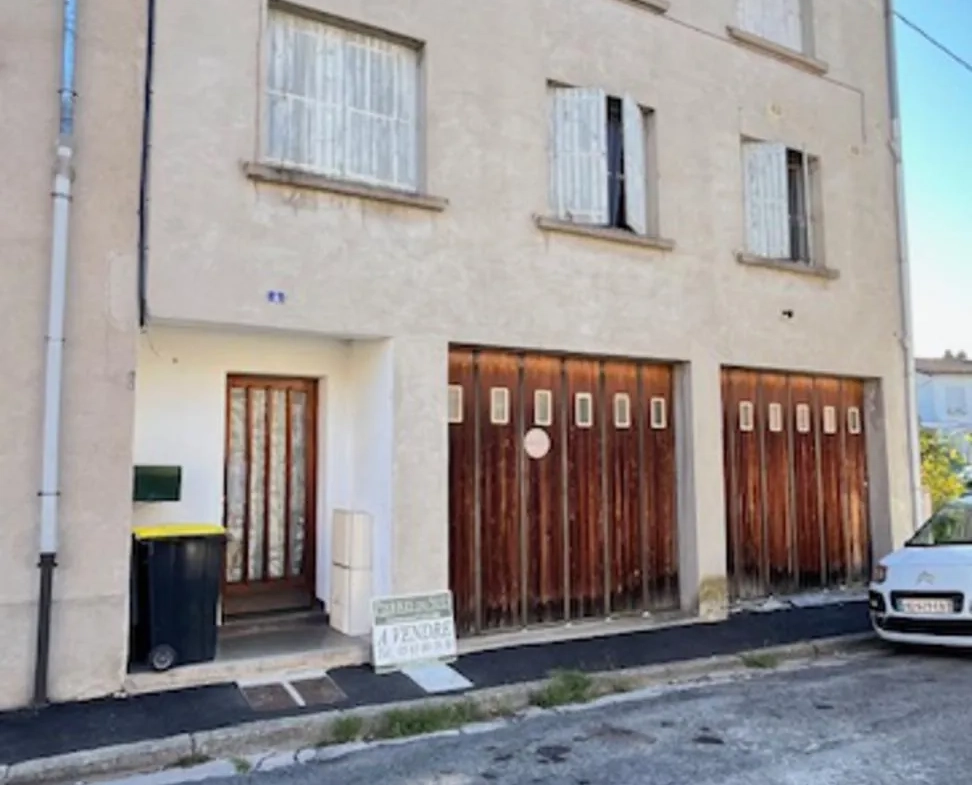 Immeuble à rénover à Carmaux avec 2 appartements, garages et jardin 