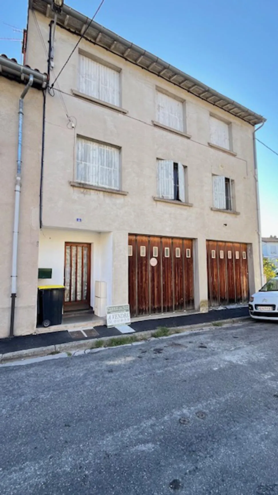 Immeuble à rénover à Carmaux avec 2 appartements, garages et jardin 