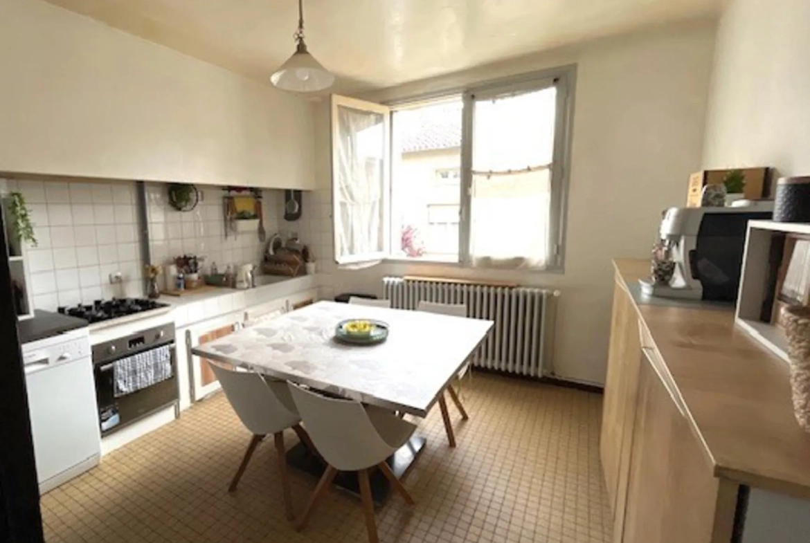 Immeuble à rénover à Carmaux avec 2 appartements, garages et jardin 