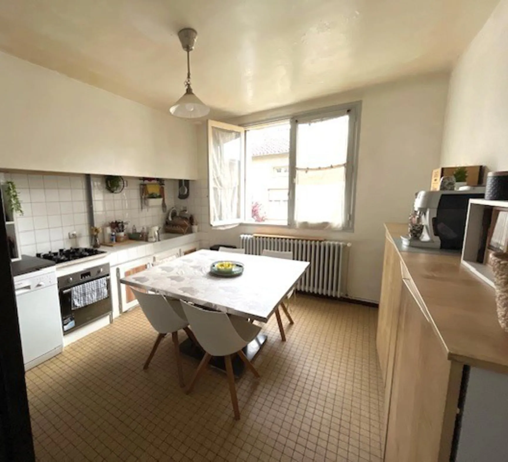 Immeuble à rénover à Carmaux avec 2 appartements, garages et jardin 