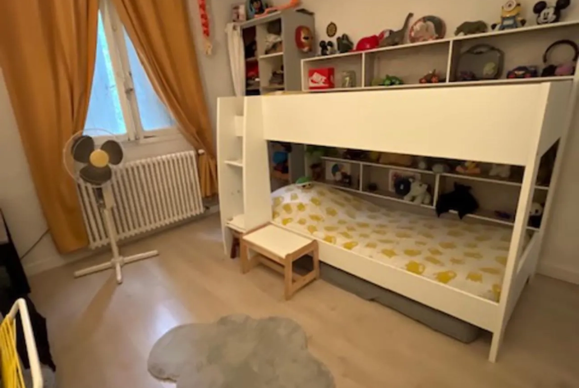 Immeuble à rénover à Carmaux avec 2 appartements, garages et jardin 