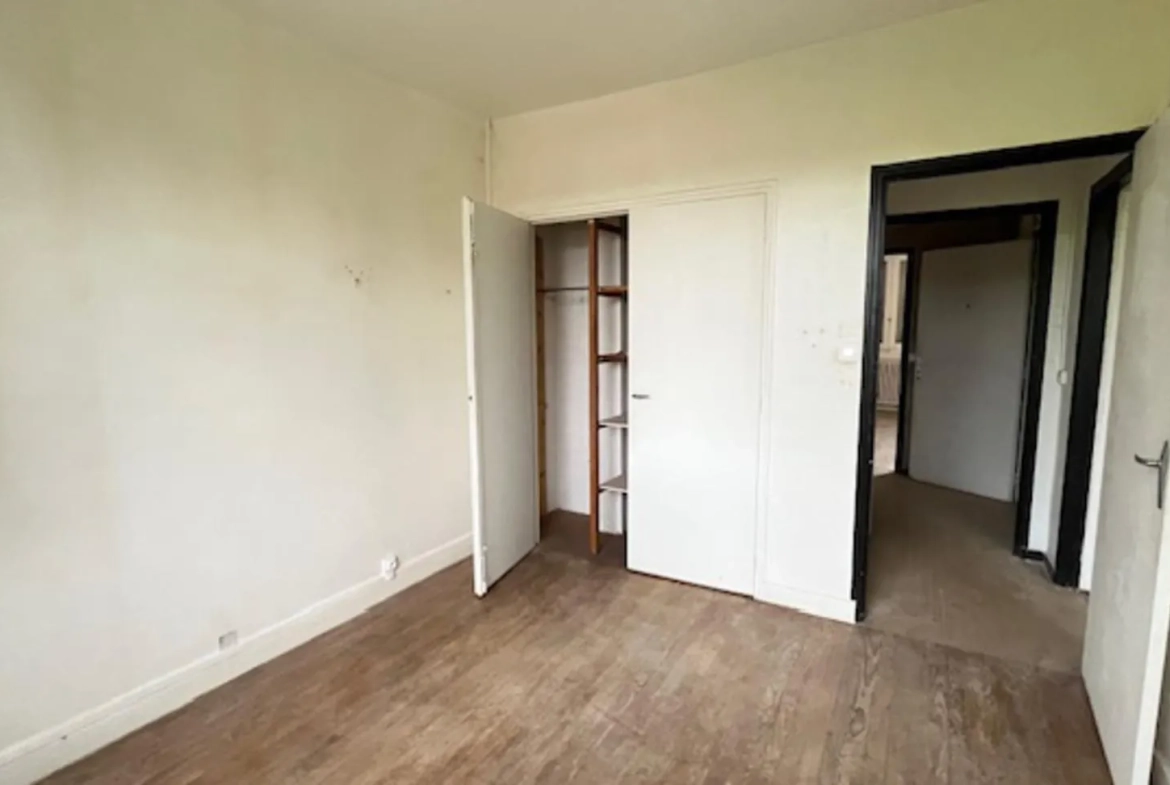 Immeuble à rénover à Carmaux avec 2 appartements, garages et jardin 