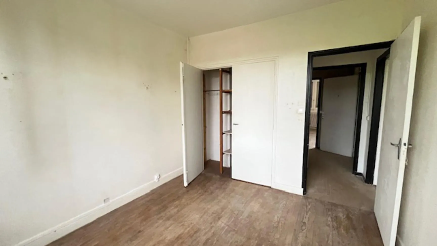 Immeuble à rénover à Carmaux avec 2 appartements, garages et jardin 