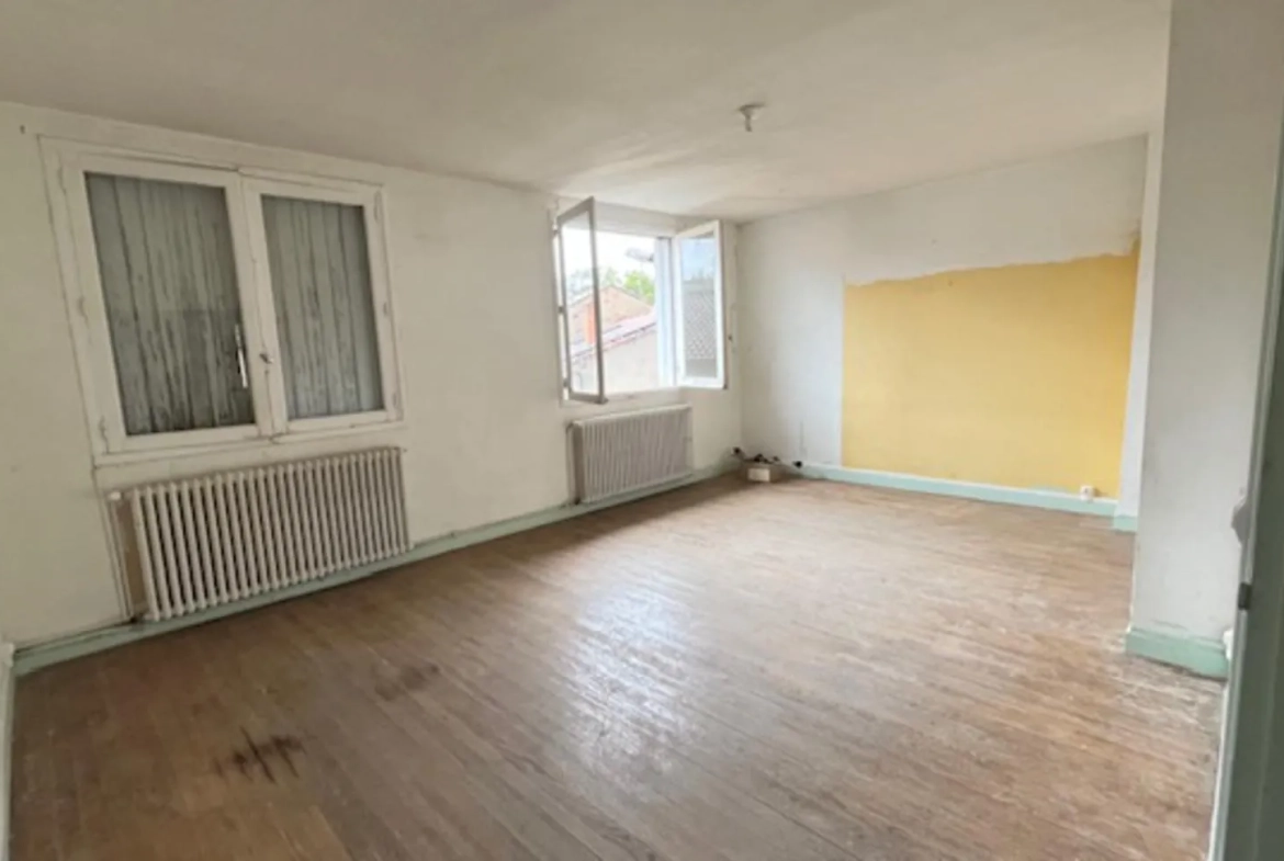 Immeuble à rénover à Carmaux avec 2 appartements, garages et jardin 