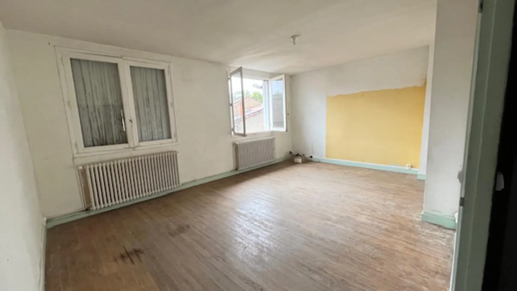 Immeuble à rénover à Carmaux avec 2 appartements, garages et jardin 