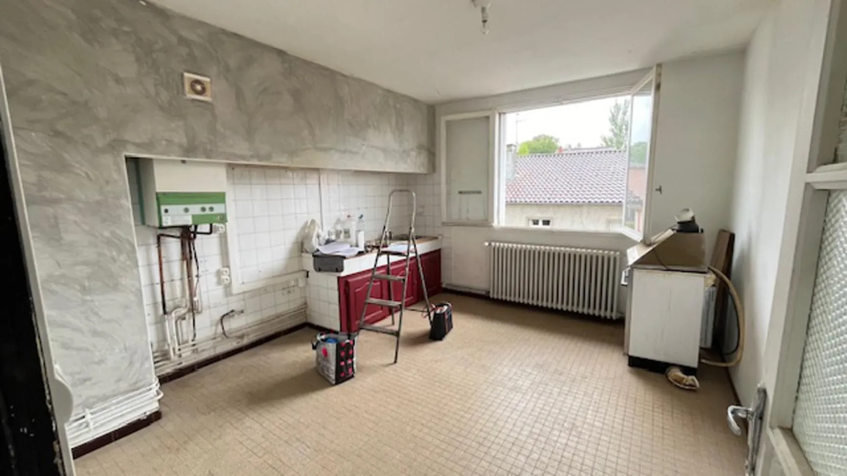Immeuble à rénover à Carmaux avec 2 appartements, garages et jardin 