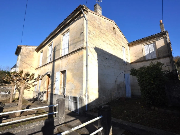 Maison girondine à rénover avec dépendances et appartement à Lestiac-sur-Garonne