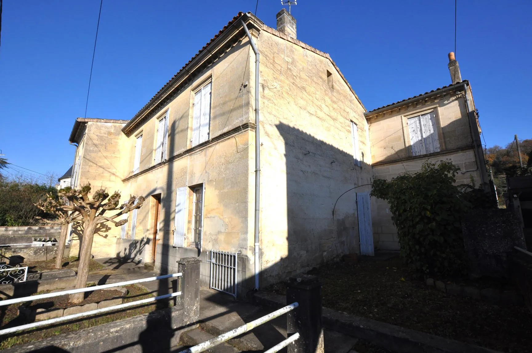 Maison girondine à rénover avec dépendances et appartement à Lestiac-sur-Garonne 