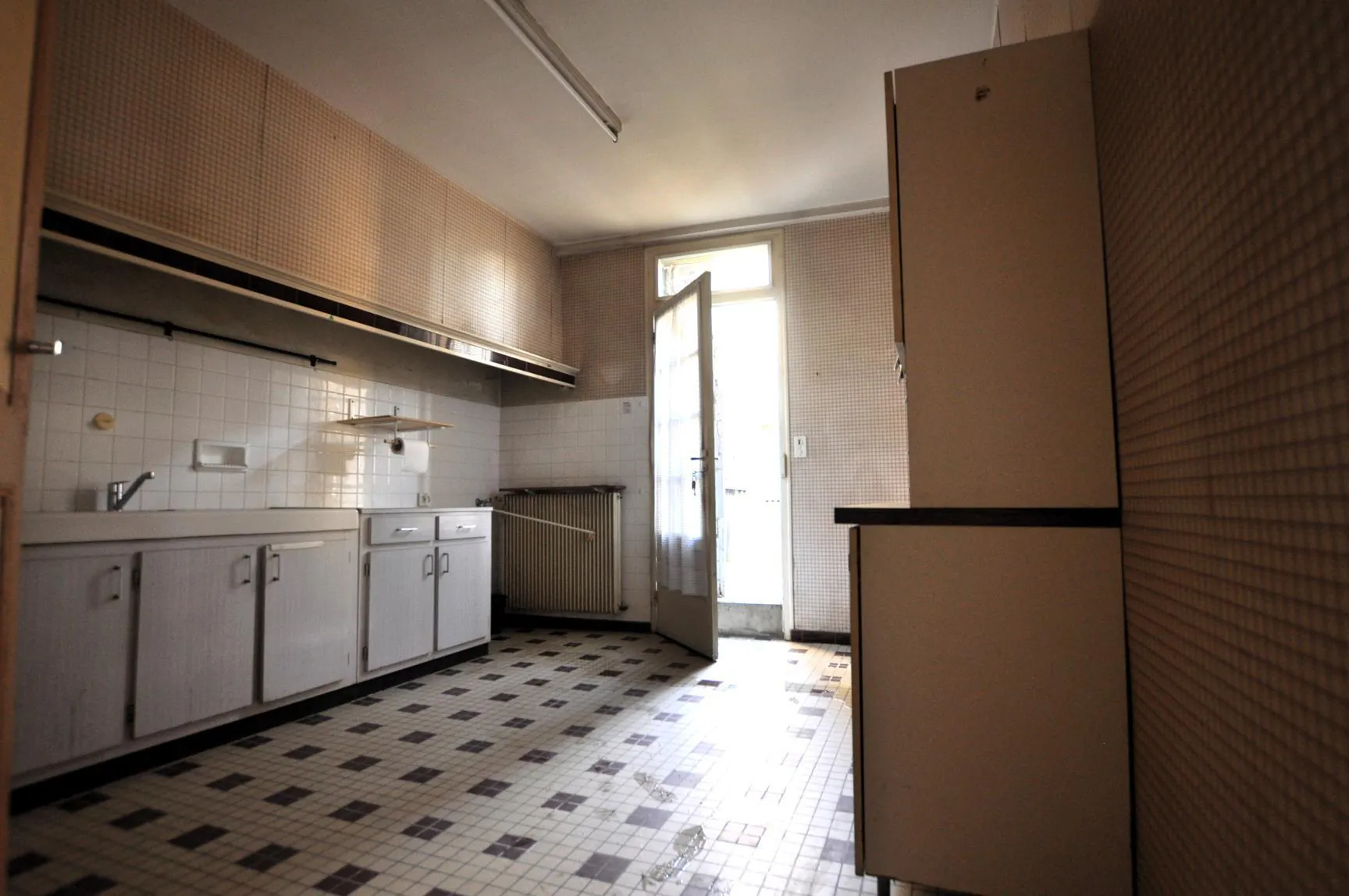 Maison girondine à rénover avec dépendances et appartement à Lestiac-sur-Garonne 