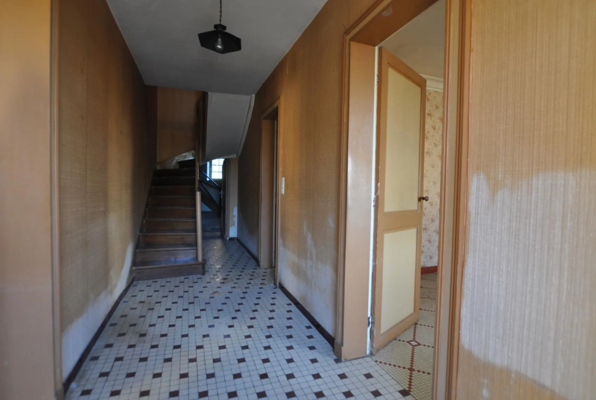 Maison girondine à rénover avec dépendances et appartement à Lestiac-sur-Garonne 