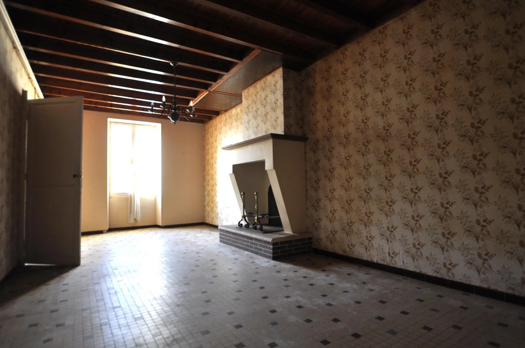 Maison girondine à rénover avec dépendances et appartement à Lestiac-sur-Garonne 