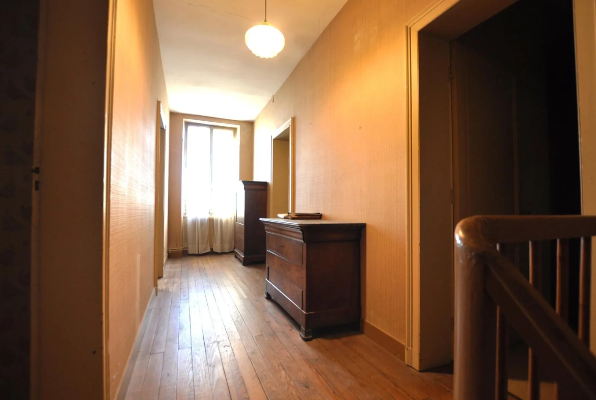 Maison girondine à rénover avec dépendances et appartement à Lestiac-sur-Garonne 