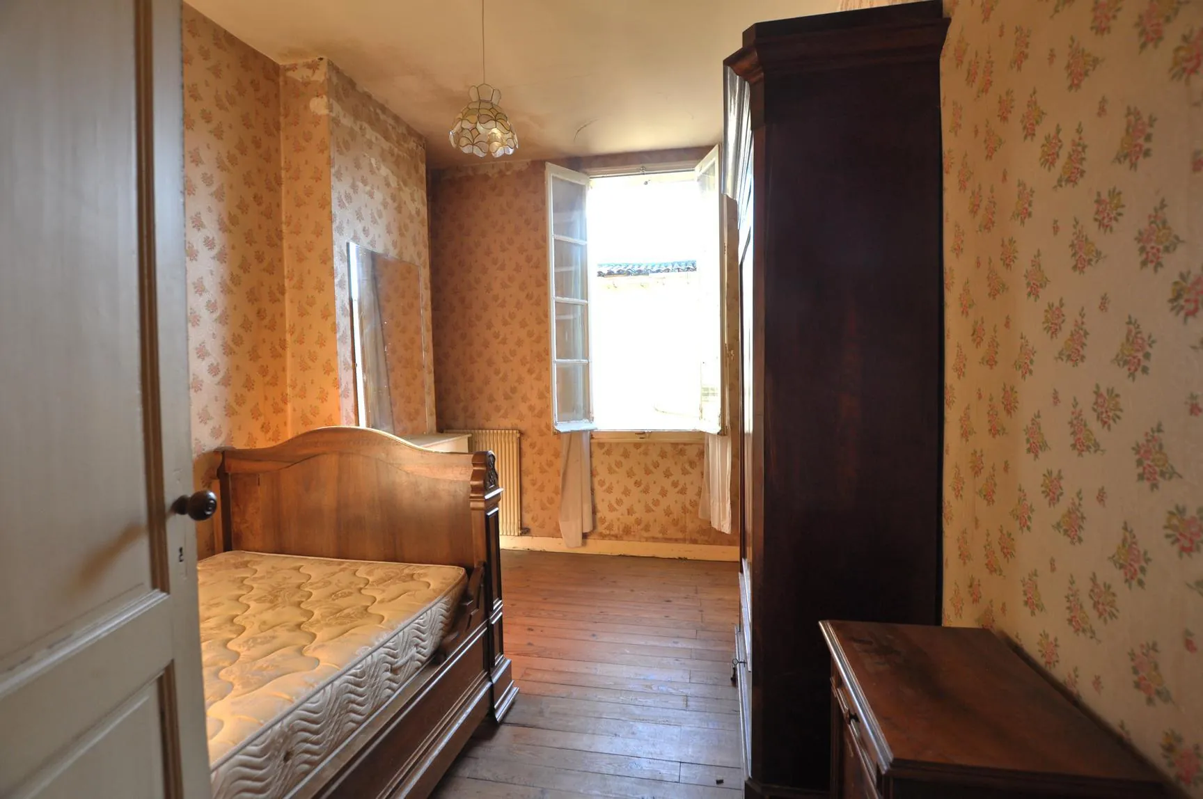 Maison girondine à rénover avec dépendances et appartement à Lestiac-sur-Garonne 