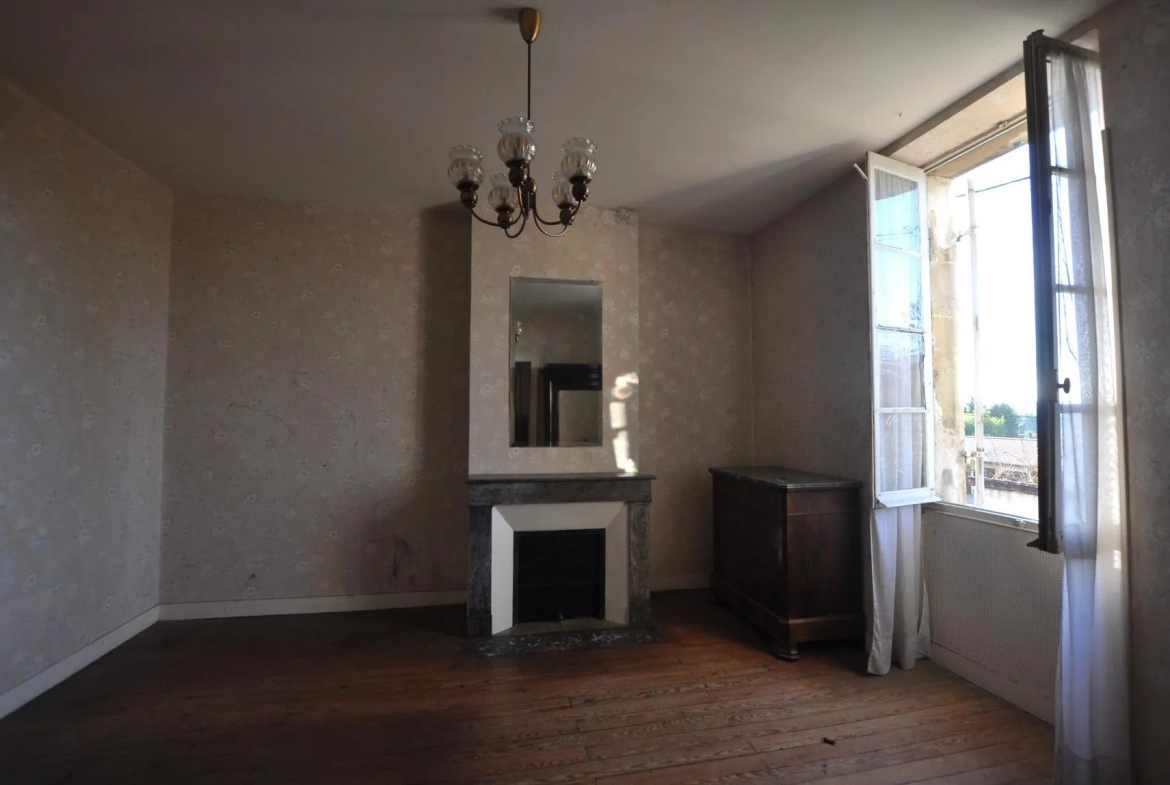 Maison girondine à rénover avec dépendances et appartement à Lestiac-sur-Garonne 