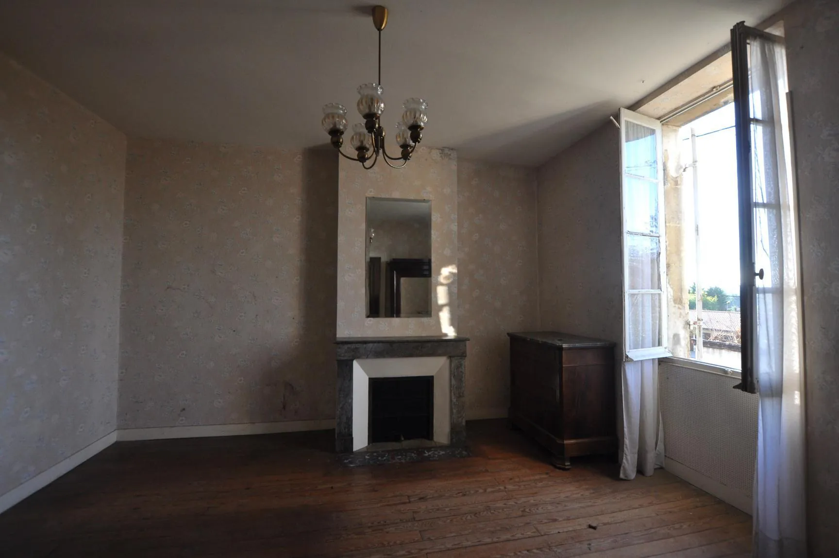 Maison girondine à rénover avec dépendances et appartement à Lestiac-sur-Garonne 