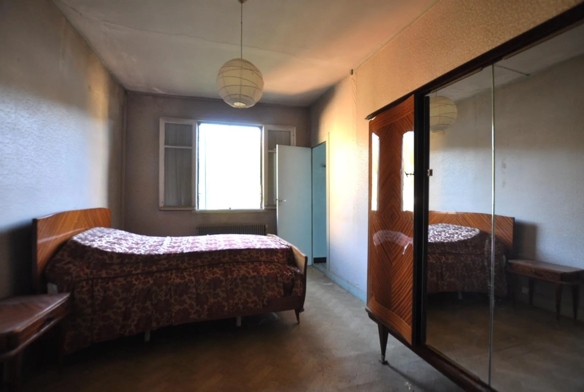 Maison girondine à rénover avec dépendances et appartement à Lestiac-sur-Garonne 