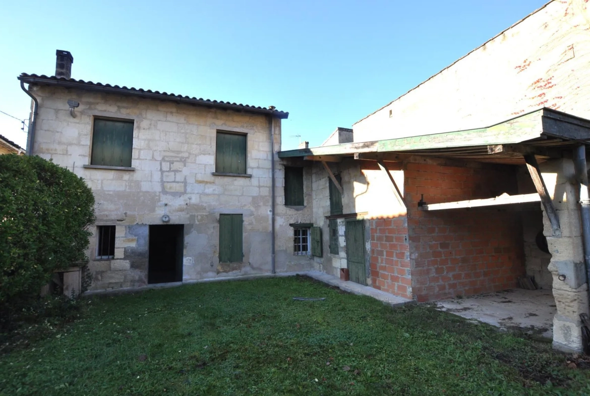 Maison girondine à rénover avec dépendances et appartement à Lestiac-sur-Garonne 