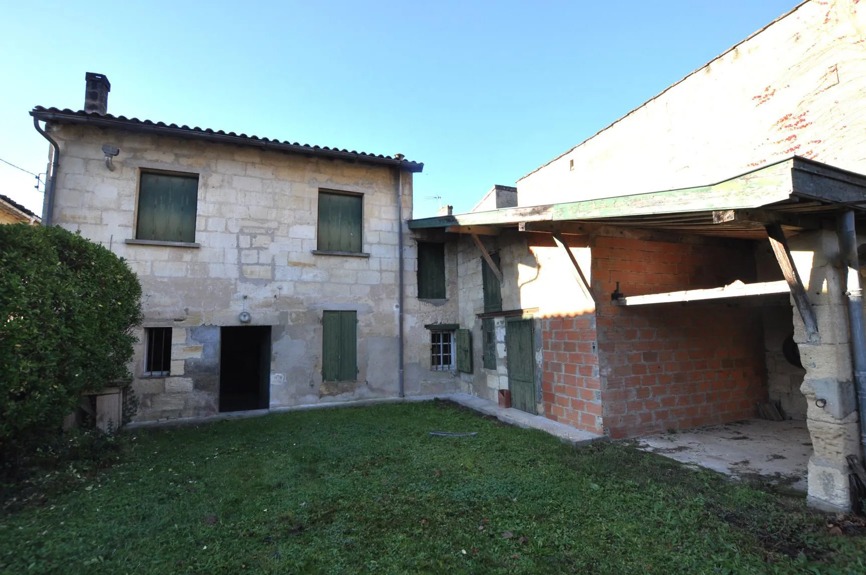 Maison girondine à rénover avec dépendances et appartement à Lestiac-sur-Garonne 
