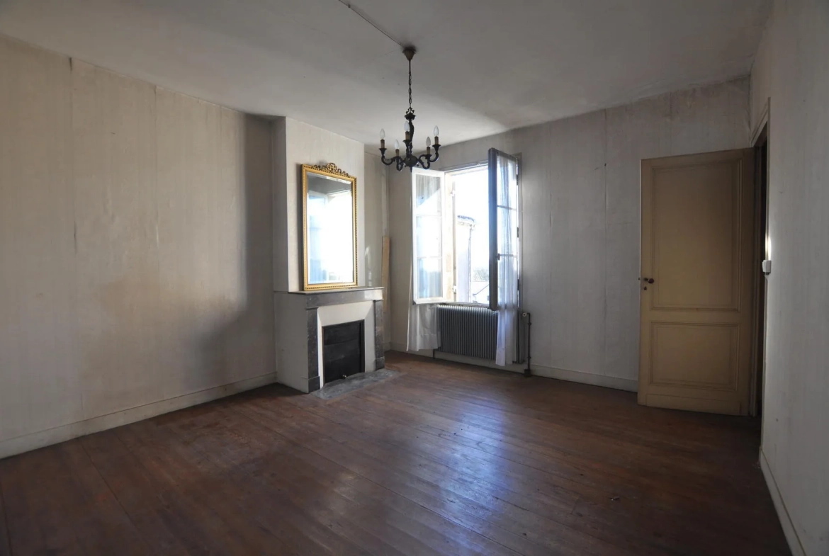 Maison girondine à rénover avec dépendances et appartement à Lestiac-sur-Garonne 