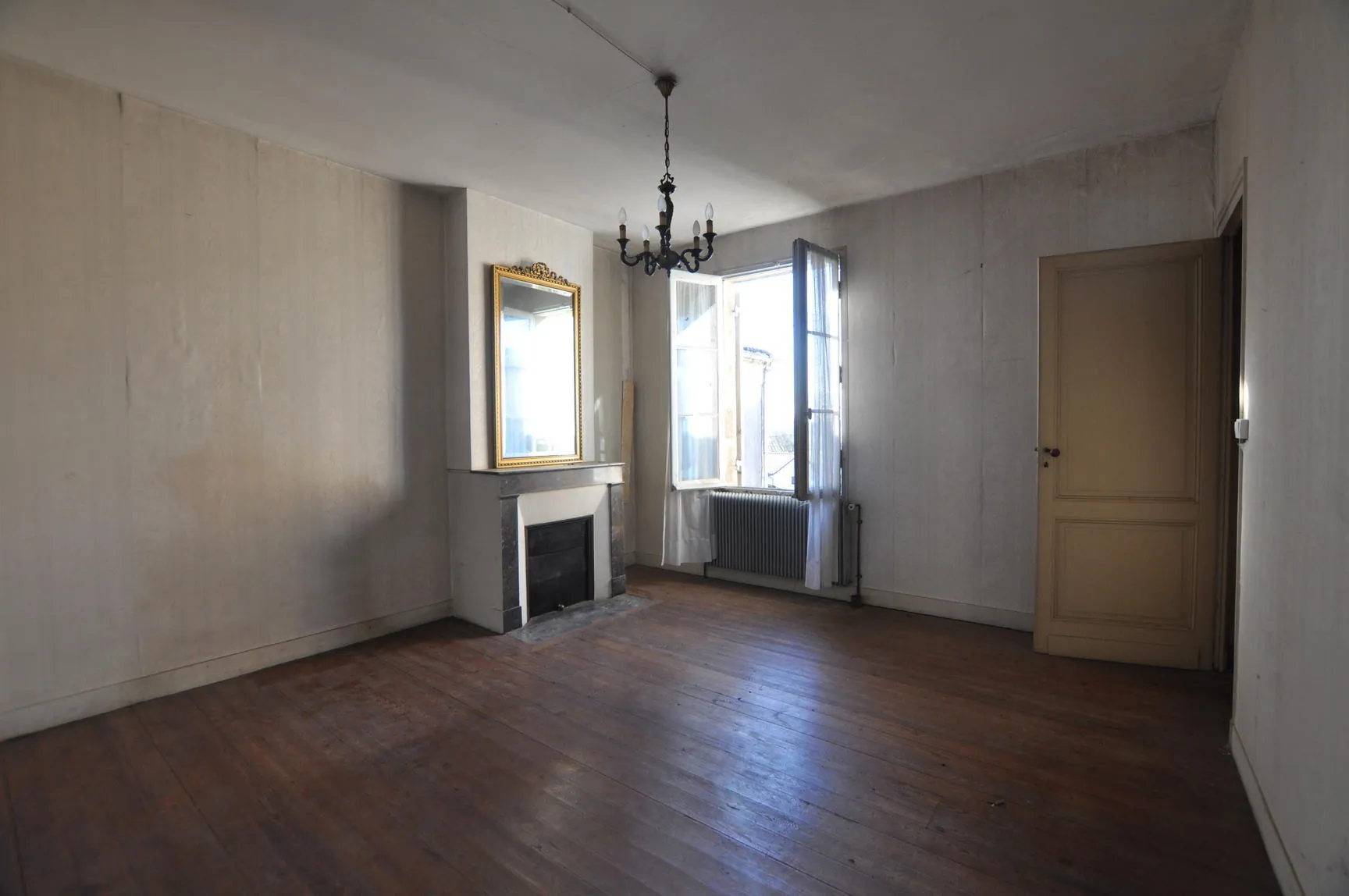 Maison girondine à rénover avec dépendances et appartement à Lestiac-sur-Garonne 
