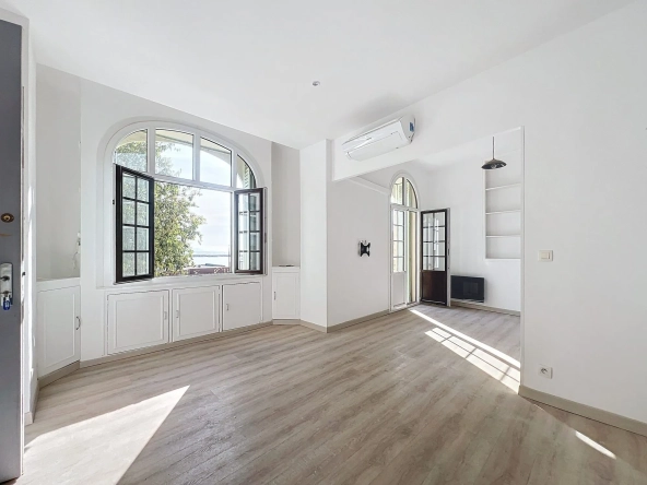 Appartement 2 pièces rénové avec vue mer à La Ciotat