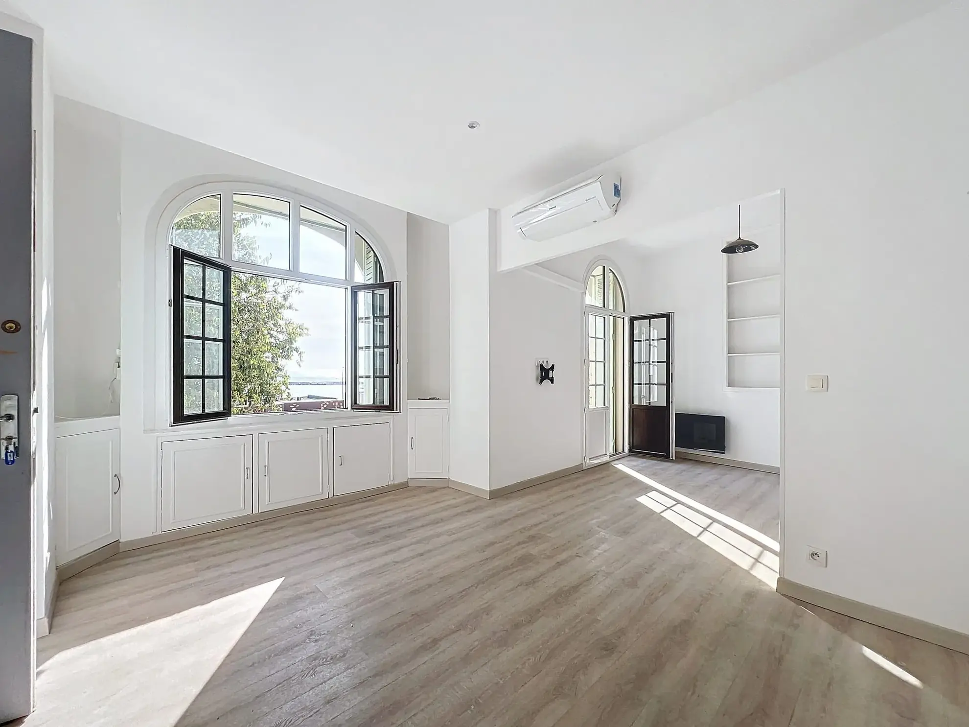 Appartement 2 pièces rénové avec vue mer à La Ciotat 