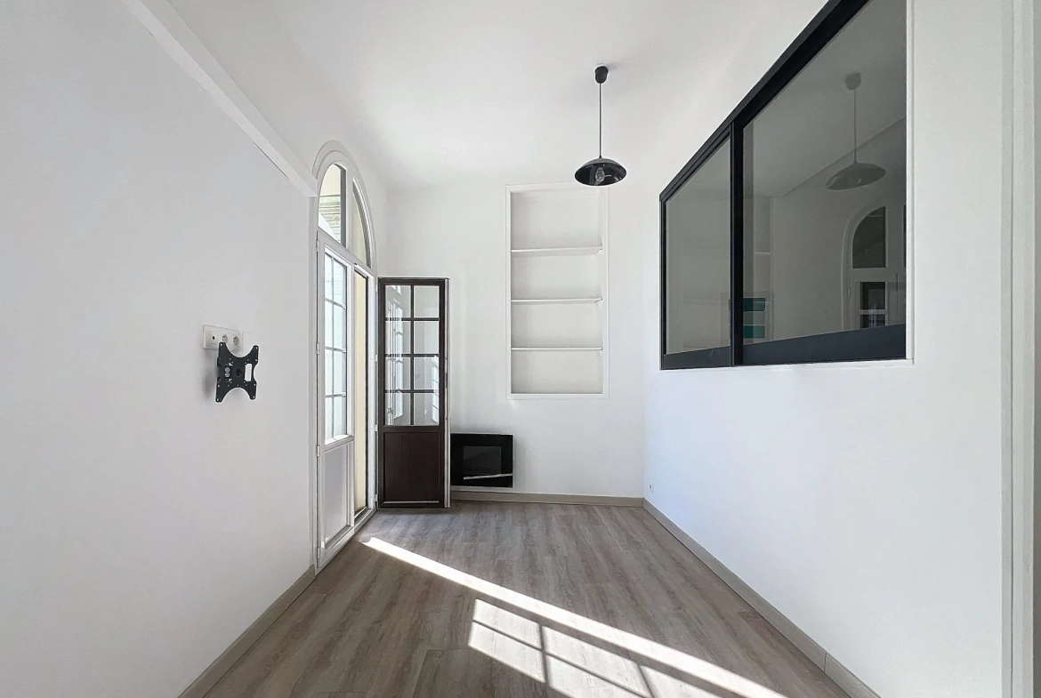 Appartement 2 pièces rénové avec vue mer à La Ciotat 