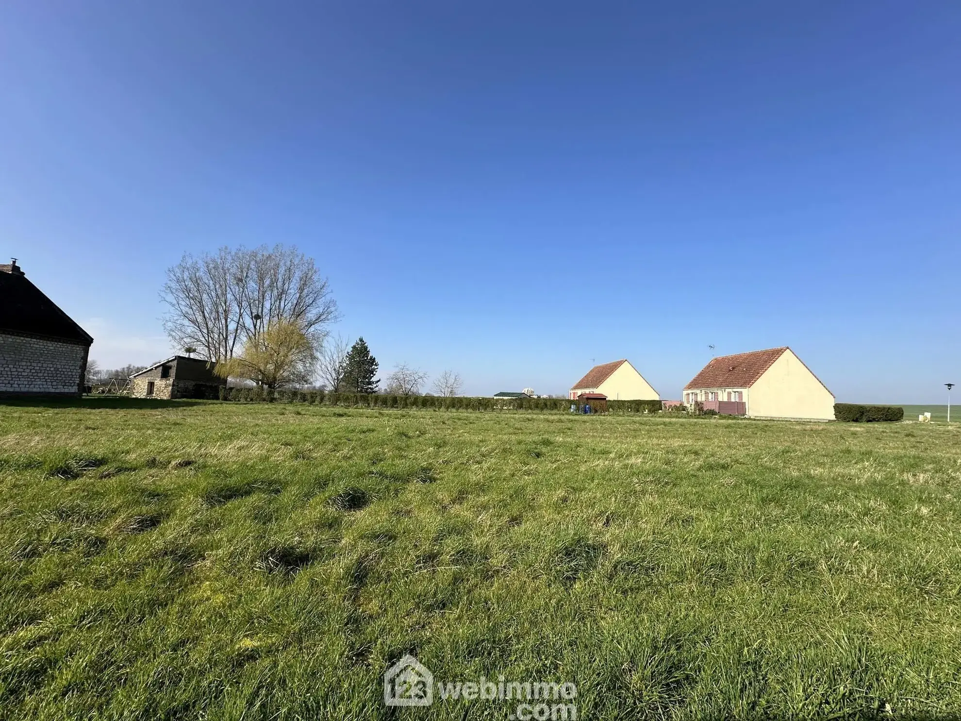 Terrain constructible de 1300 m² à Mortiers hors lotissement 