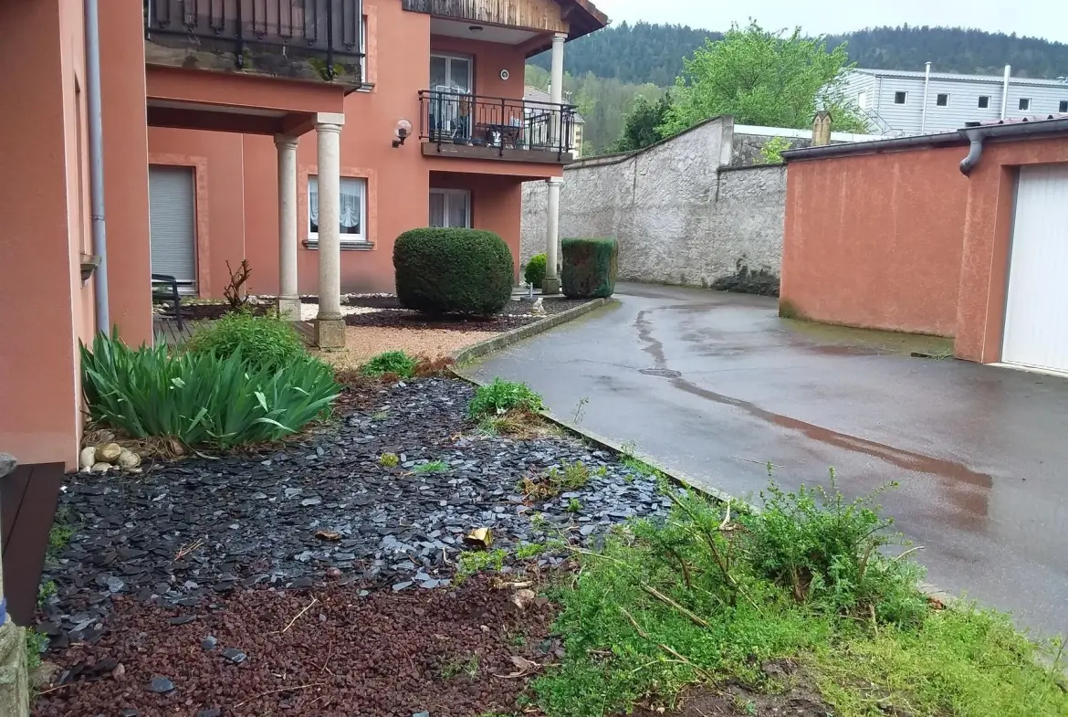 Appartement en rez-de-chaussée à Remiremont près du centre avec garage et terrasse 