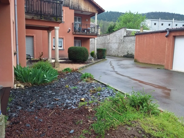 Appartement en rez-de-chaussée à Remiremont près du centre avec garage et terrasse