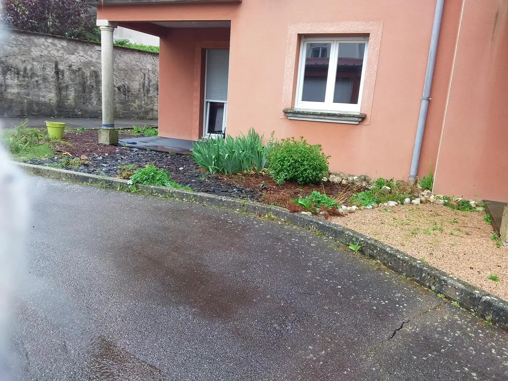 Appartement en rez-de-chaussée à Remiremont près du centre avec garage et terrasse 