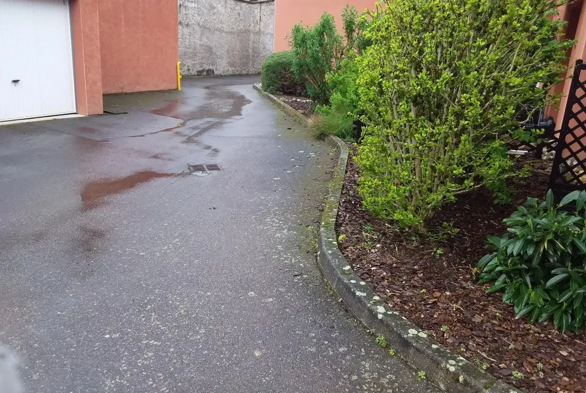 Appartement en rez-de-chaussée à Remiremont près du centre avec garage et terrasse 