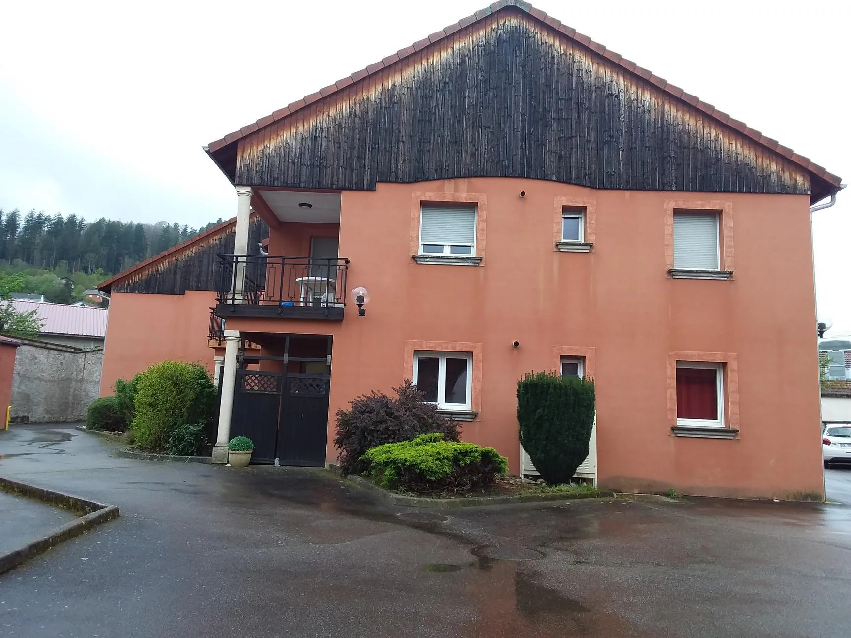 Appartement en rez-de-chaussée à Remiremont près du centre avec garage et terrasse 